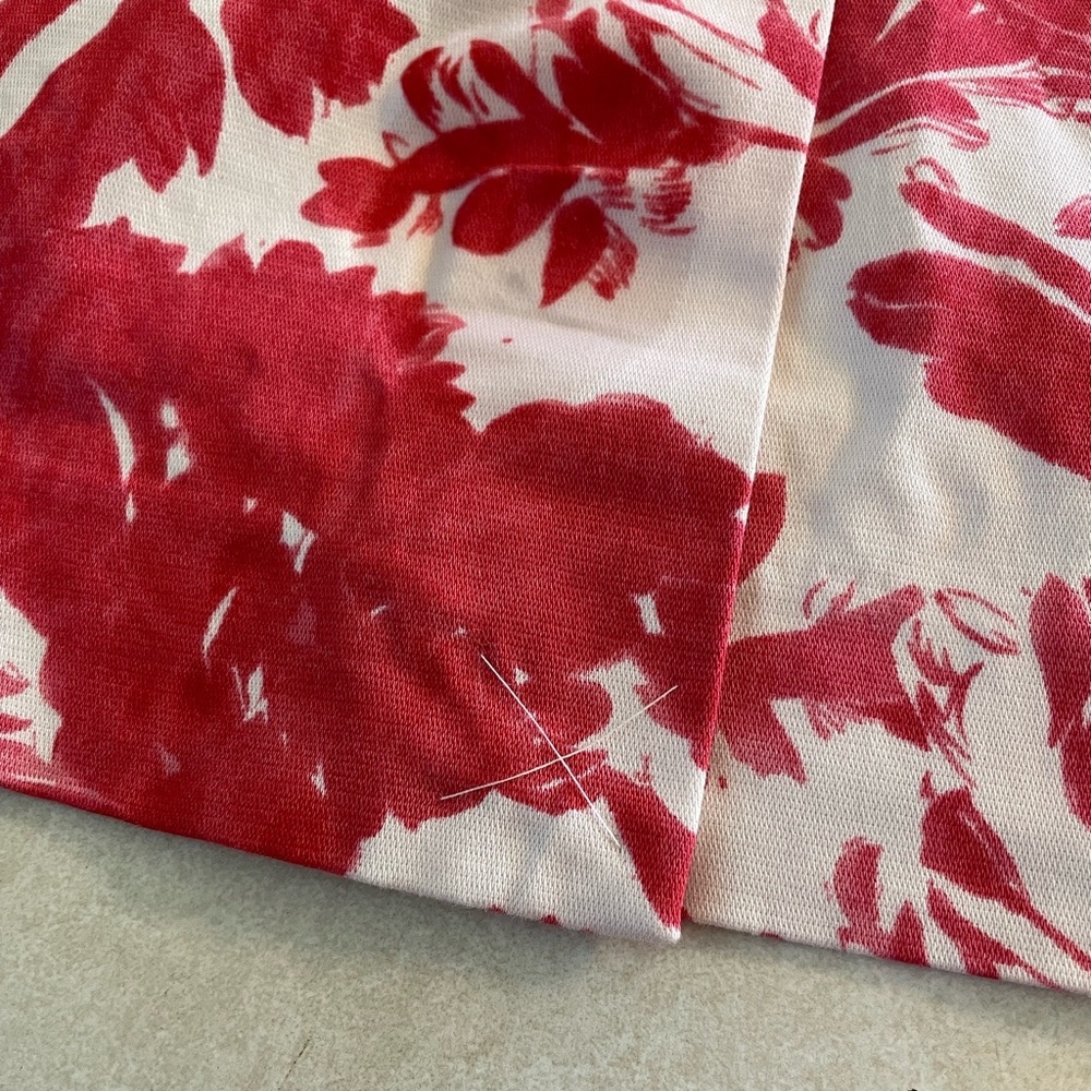 The Limited Red and White Floral SIde Zip Pencil Skirt Size 12 - Picture 6 of 6